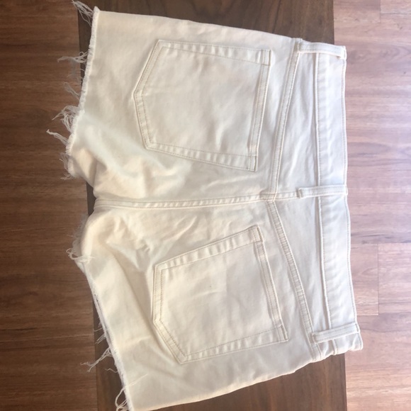 Aesthetic cream gap denim “cheeky short” shorts. - Picture 4 of 5